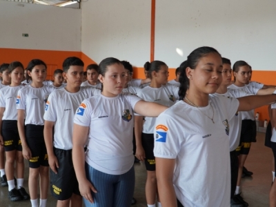 Integrantes do Projeto Guarda Mirim recebem uniformes para prática de atividades físicas