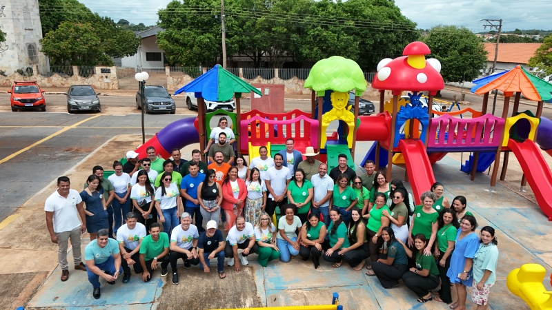 Juscimeira entrega playground na Pra�a Matriz adquirido com recursos pr�prios durante os 46 anos do munic�pio.